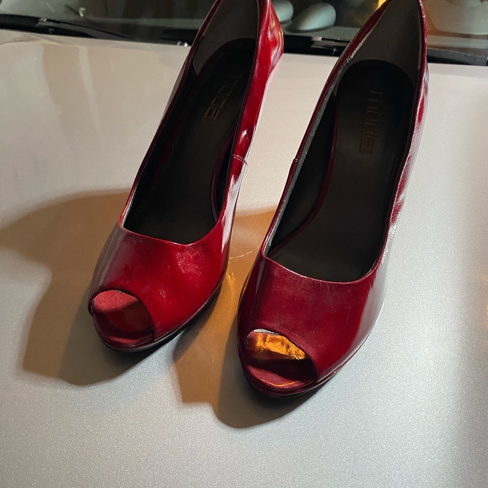 Womens heels like new.